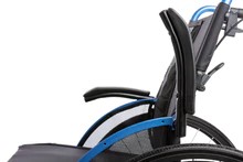 Strongback Flip der ergonomische Leichtgewichtrollstuhl mit zurückklappbaren Arlehnen